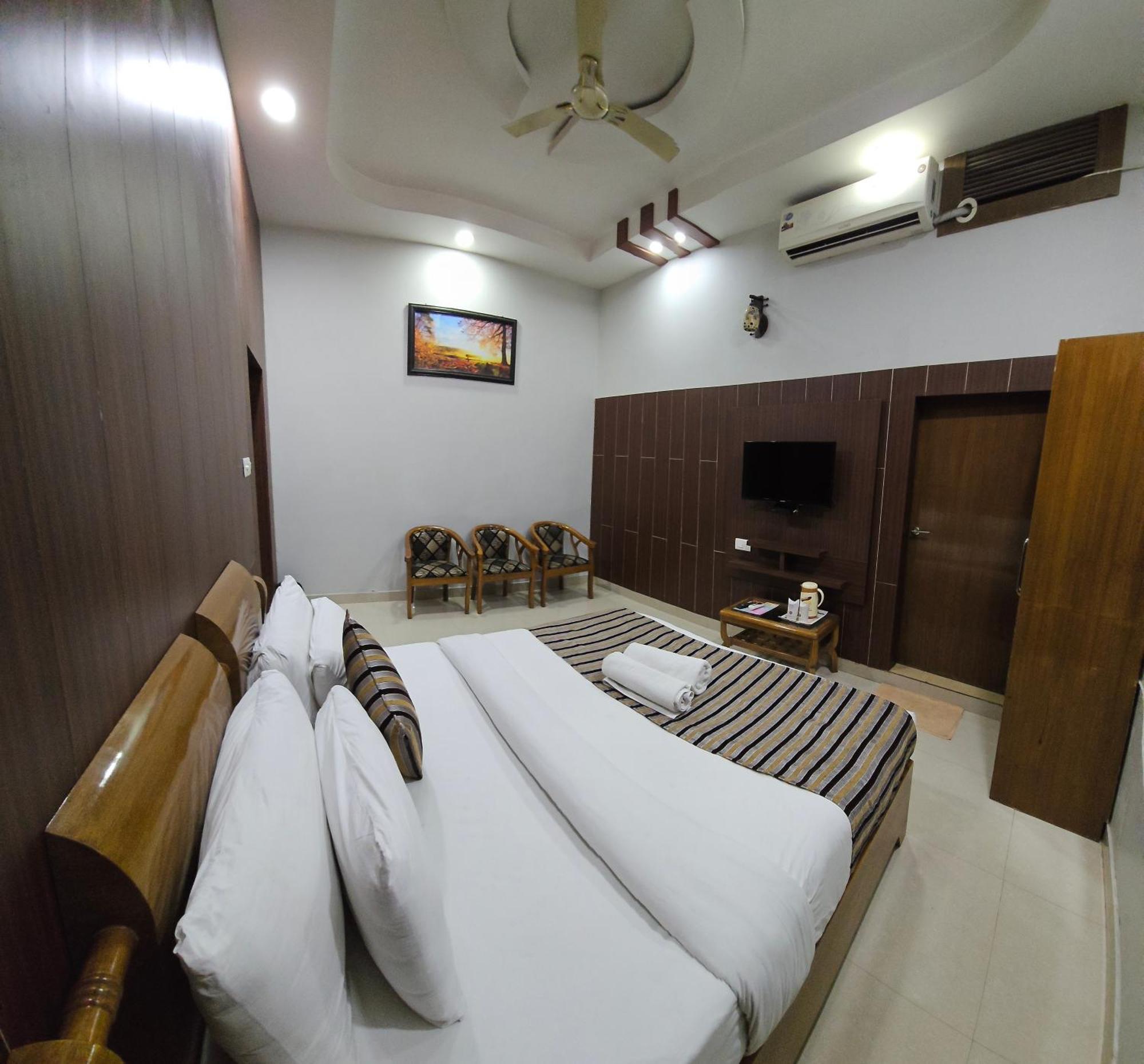 Hotel Krishna Ji หริทวาร ภายนอก รูปภาพ