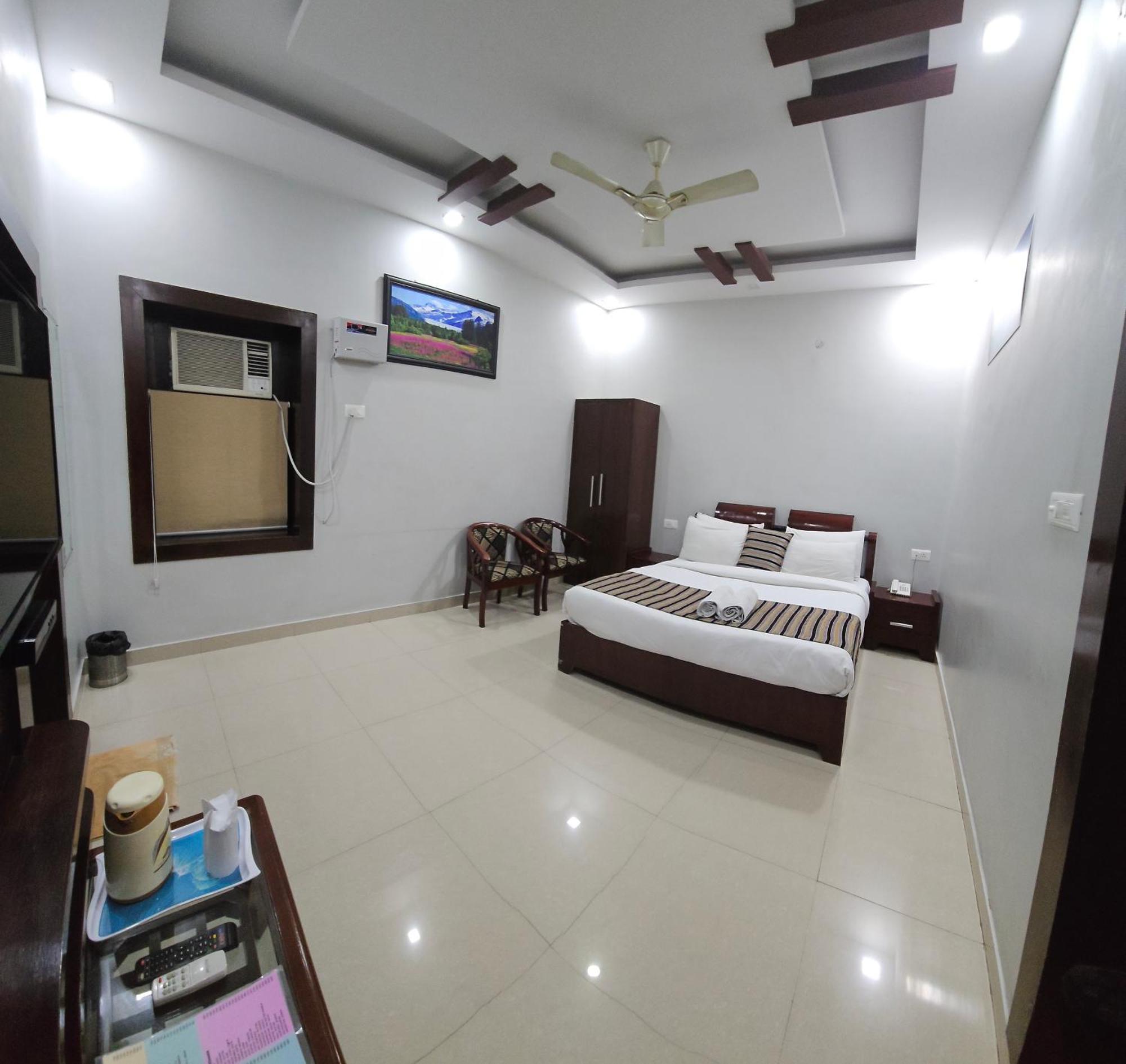 Hotel Krishna Ji หริทวาร ภายนอก รูปภาพ