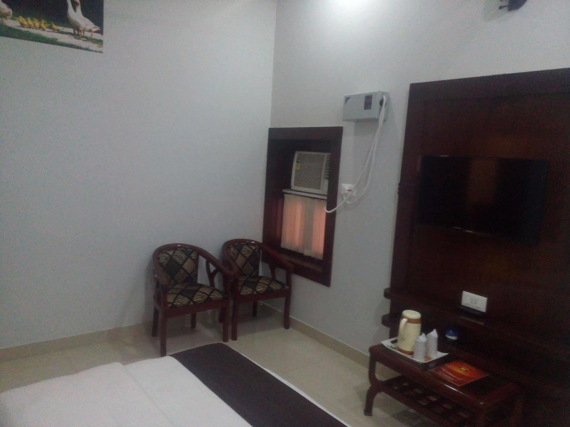 Hotel Krishna Ji หริทวาร ภายนอก รูปภาพ
